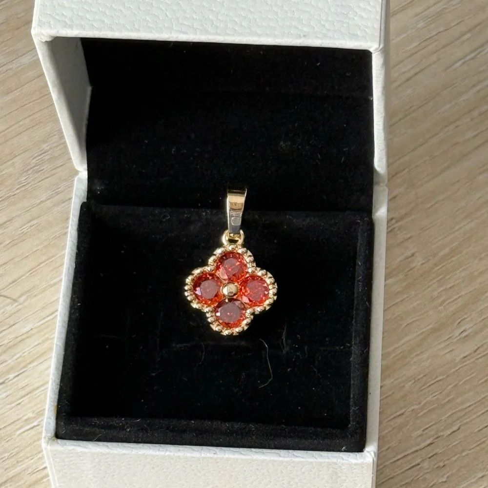 Gold four leaf clover Pendant Necklace - Picture 2 of 3